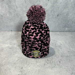 PINK BOBBLE HAT 2023-2024